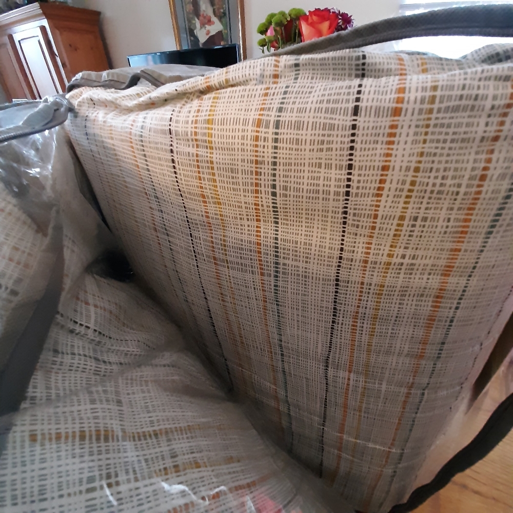 Bedding (Queen Set ) - Picture 6 of 9